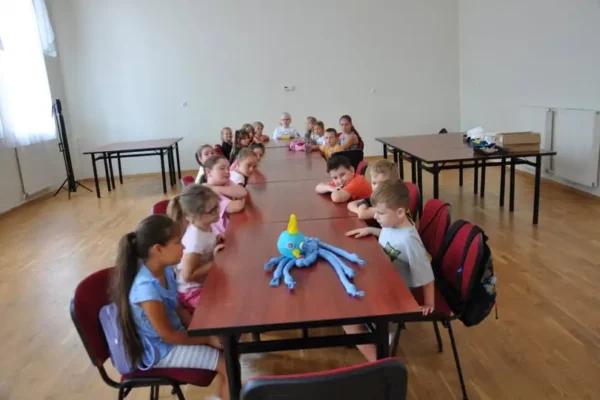 Wakacyjne warsztaty plastyczne w bibliotece w Mędrzechowie – kreatywność i integracja