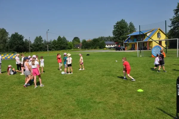 Sportowe szaleństwo w bibliotece – wakacyjne zajęcia z Panem Radosławem