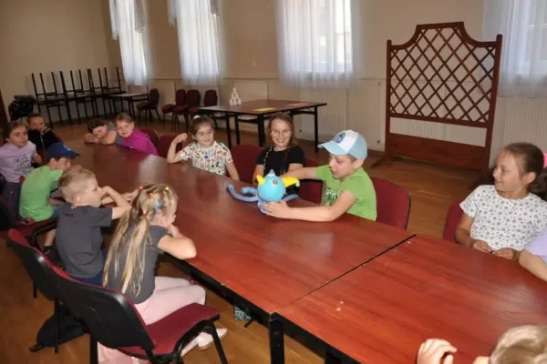 Wakacyjne spotkania w bibliotece w Mędrzechowie: integracja i kreatywność