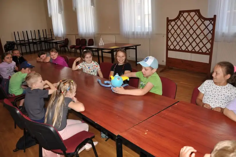 Wakacyjne spotkania w bibliotece w Mędrzechowie: integracja i kreatywność