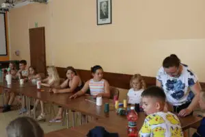 Wakacje z biblioteką w Gręboszowie rozpoczęte od warsztatów makramy