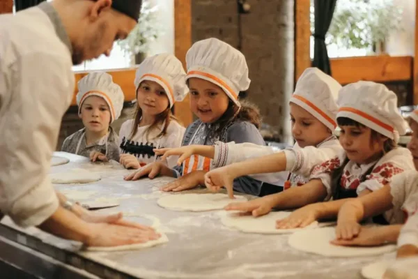 Warsztaty robienia pizzy w Szczucinie – kulinarna przygoda dzieci