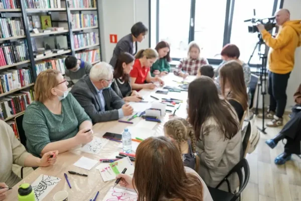 Wakacyjne spotkanie o bezpieczeństwie w bibliotece w Oleśnie