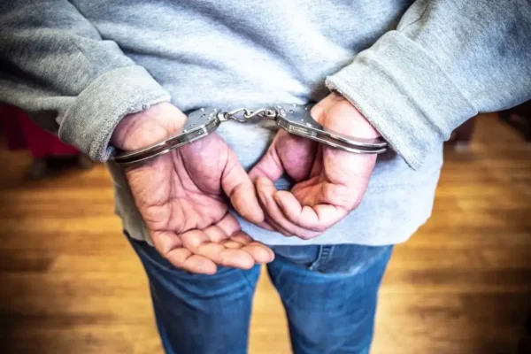 Dąbrowscy policjanci zatrzymali podejrzanego o kradzież rozbójniczą