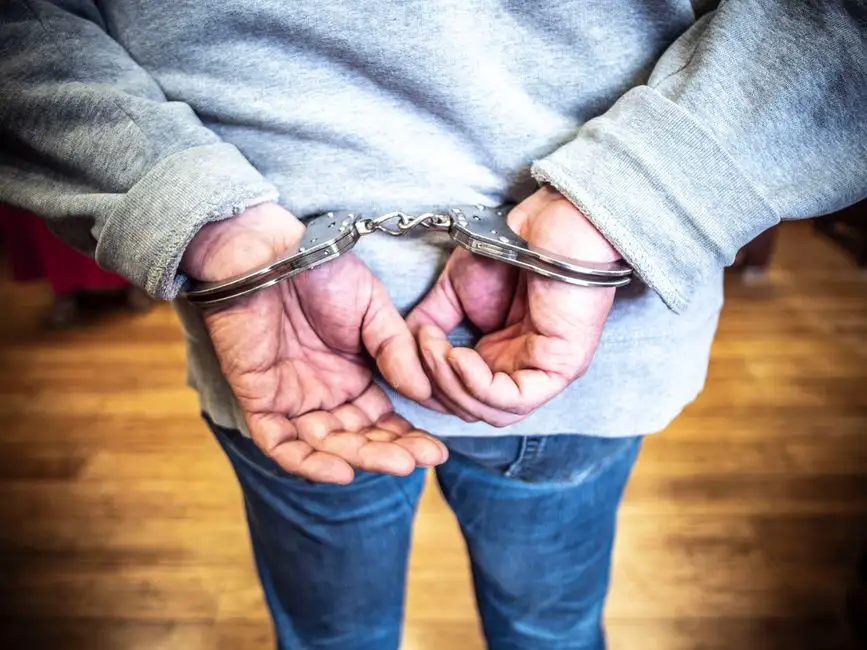 Dąbrowscy policjanci zatrzymali podejrzanego o kradzież rozbójniczą