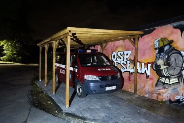 Nowa wiata przy remizie OSP Bolesław – VW T5 już pod dachem