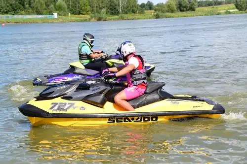 Radgoszcz pożegnał lato: motorówki, koncerty i wspólna zabawa nad wodą